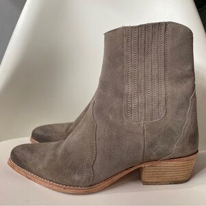 Free People New Frontier Western Boot Sz 39.5 / 9.5 Taupe Suede Festival Cowgirl